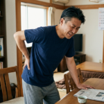 腰痛で悩んでいる男性